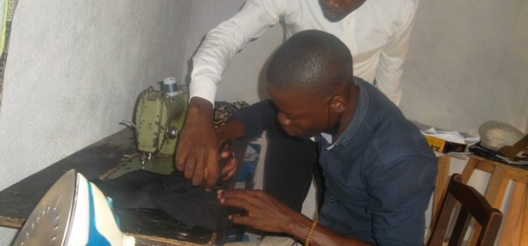 Aulas de costura gratuitas para jovens de Angola